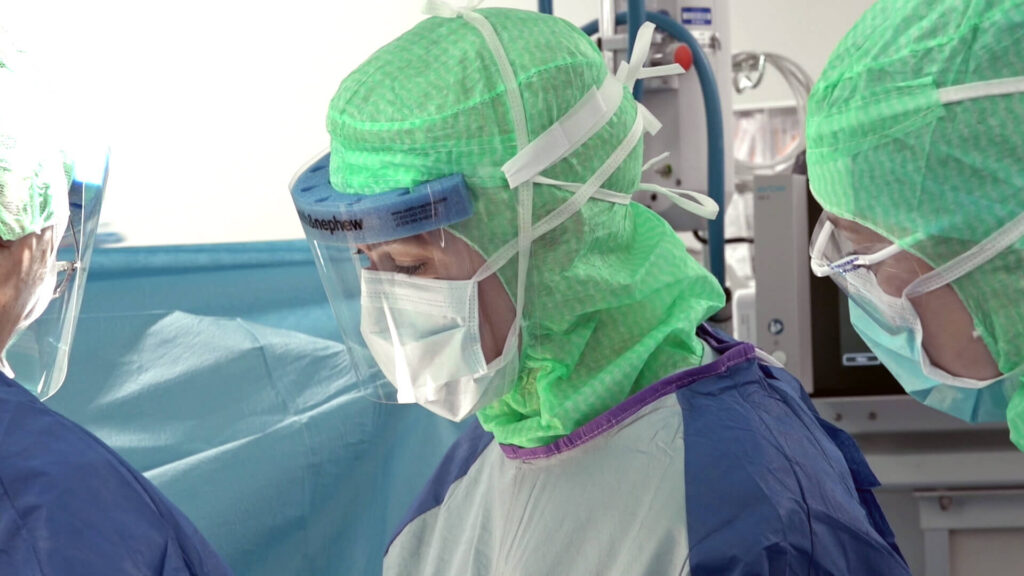 La Doctoresse Manero pendant une opération